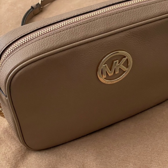 MICHAEL KORS FULTON LG CROSSBODY BAG. Nude color. - Picture 10 of 11